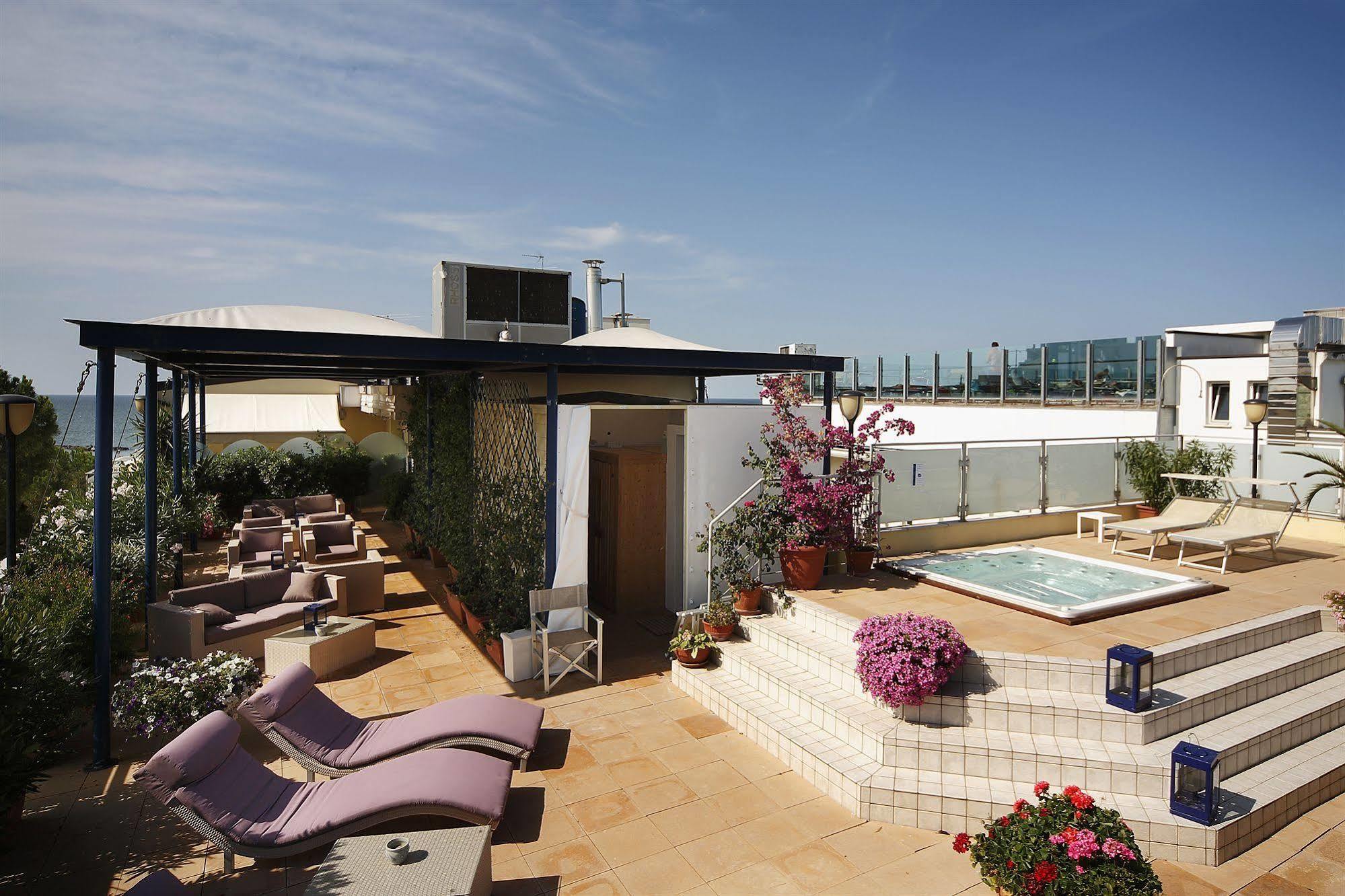 Residence Capitol Cattolica Exterior foto